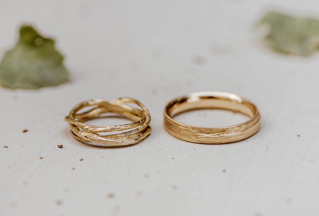 <em>Birkenrinde</em> [Birch bark] rings and <em>Birkenzweige</em> [Birch twigs] rings, 750 yellow gold.