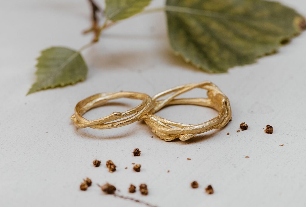 <em>Birkenzweige</em> [Birch twigs] rings, 750 yellow gold.