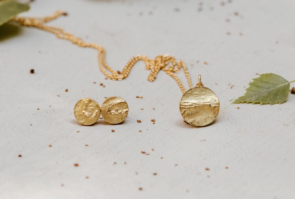 <em>Birkenrinde</em> [Birch bark] pendant and ear studs, 750 yellow gold.