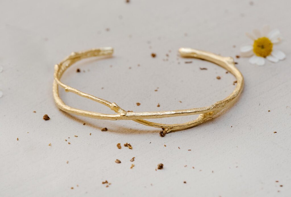 <em>Birkenzweig</em> [Birch twig] bangle, 750 yellow gold.