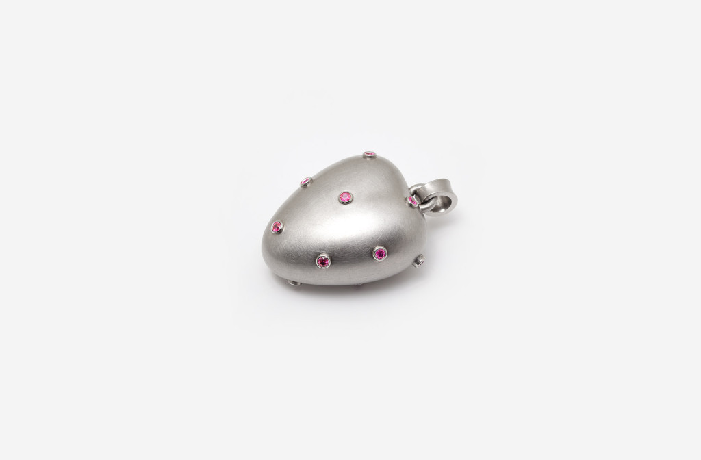 Pendant <em>Herz-Medaillon</em> [heart locket]. 950 platinum, 14 pink saphires, together 1,65 ct, with aquamarine window 50,74 ct. 5 × 4 ×2,5 cm. Approx. 3450 €