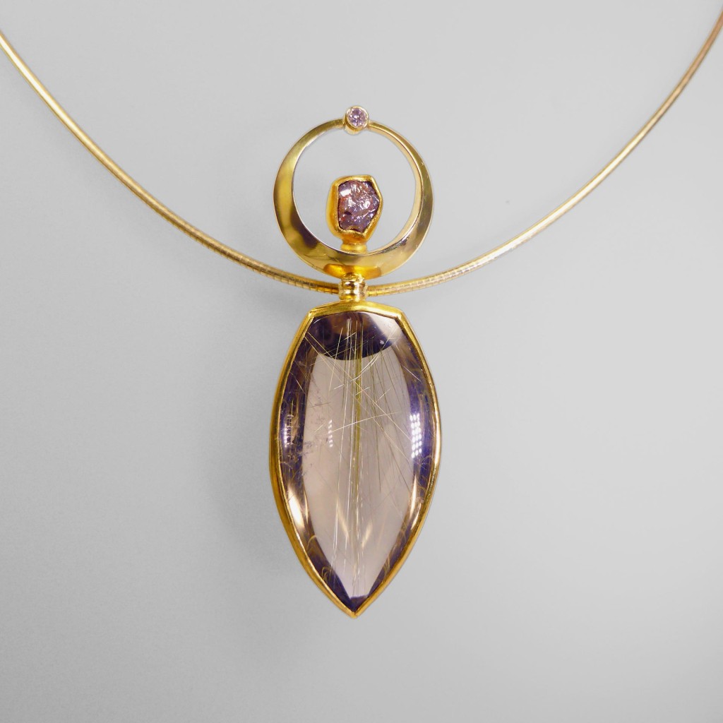 Petra Bitsch , pendant <em>Ereshkigal</em>, 750 gold, fine gold, rutilated quartz, diamonds, approx. 6 cm high.