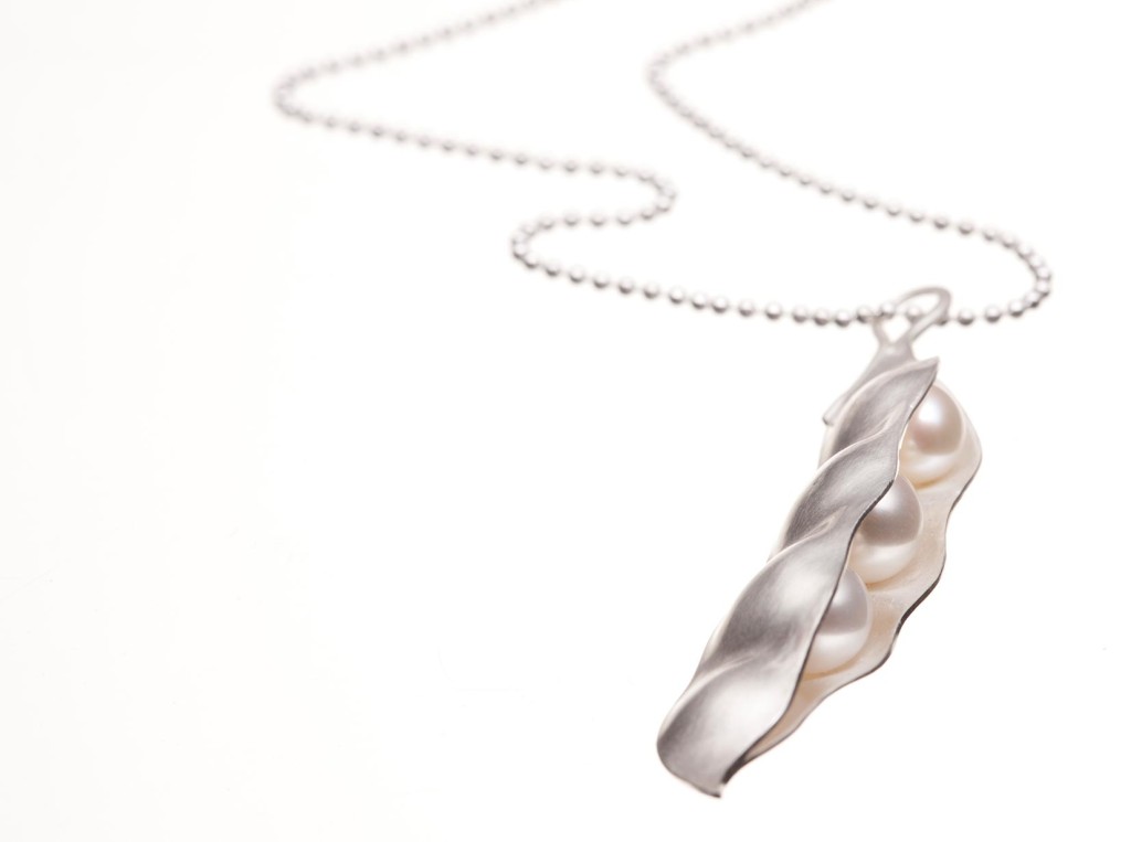 Tatjana Goldberg , pendant <em>Schote</em>, 925 silver, freshwater pearls.