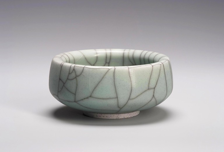 Guido Sengle, bowl, 2008. Porcelain, engobe, stone dust glaze, luster technique, matte finish. H 6 cm, Ø 17 cm.