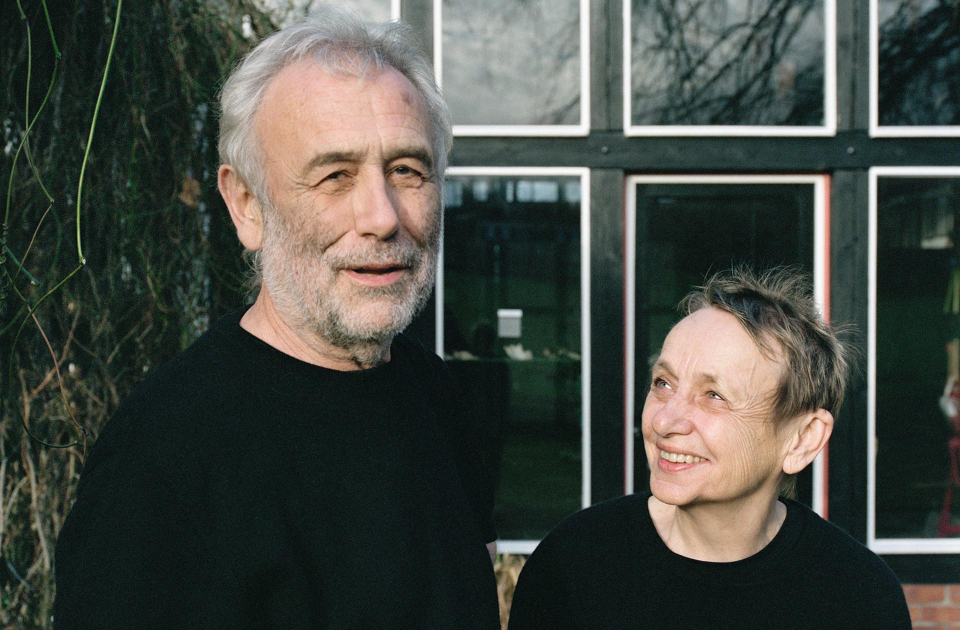 Martin und Ulla Kaufmann in ihrem Garten.