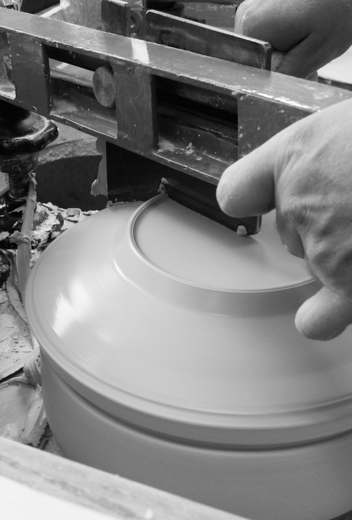 Turning a plate from the <em>Shortcut</em> series at the Augarten manufactory.