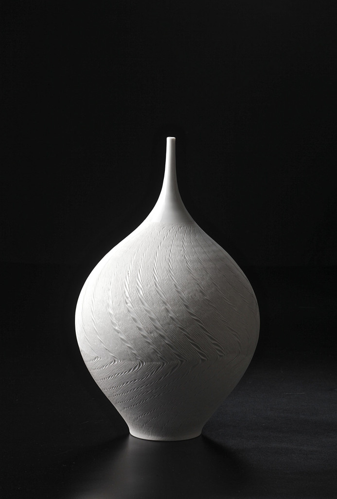 Jong-Min Lee, vessel <em>Episode-Soar</em>, 2013. Porcelain, 26 × 26 × 34 cm.