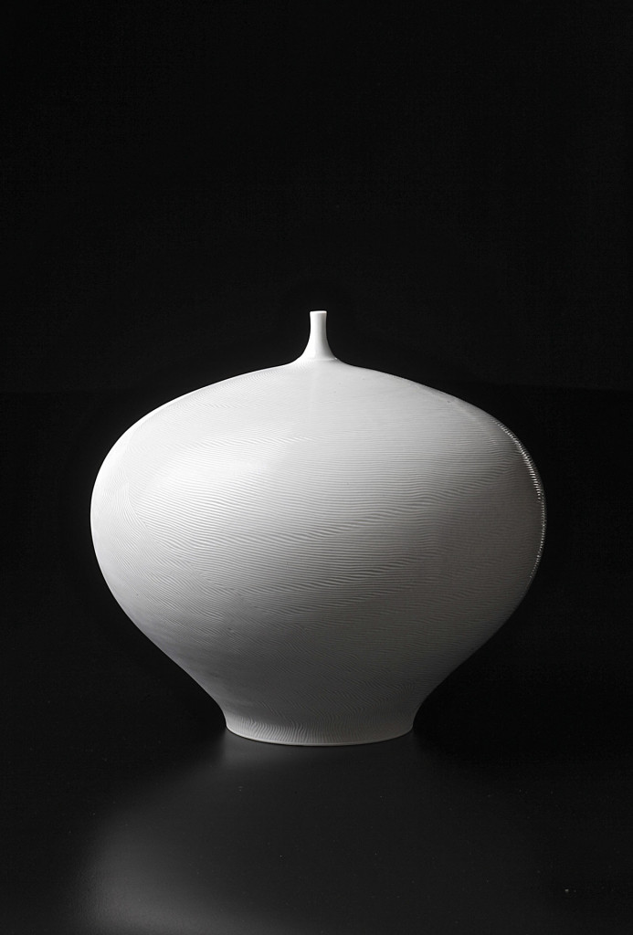 Vessel <em>Moon of White</em>, 2013. Porcelain, 31 × 31 × 31 cm.