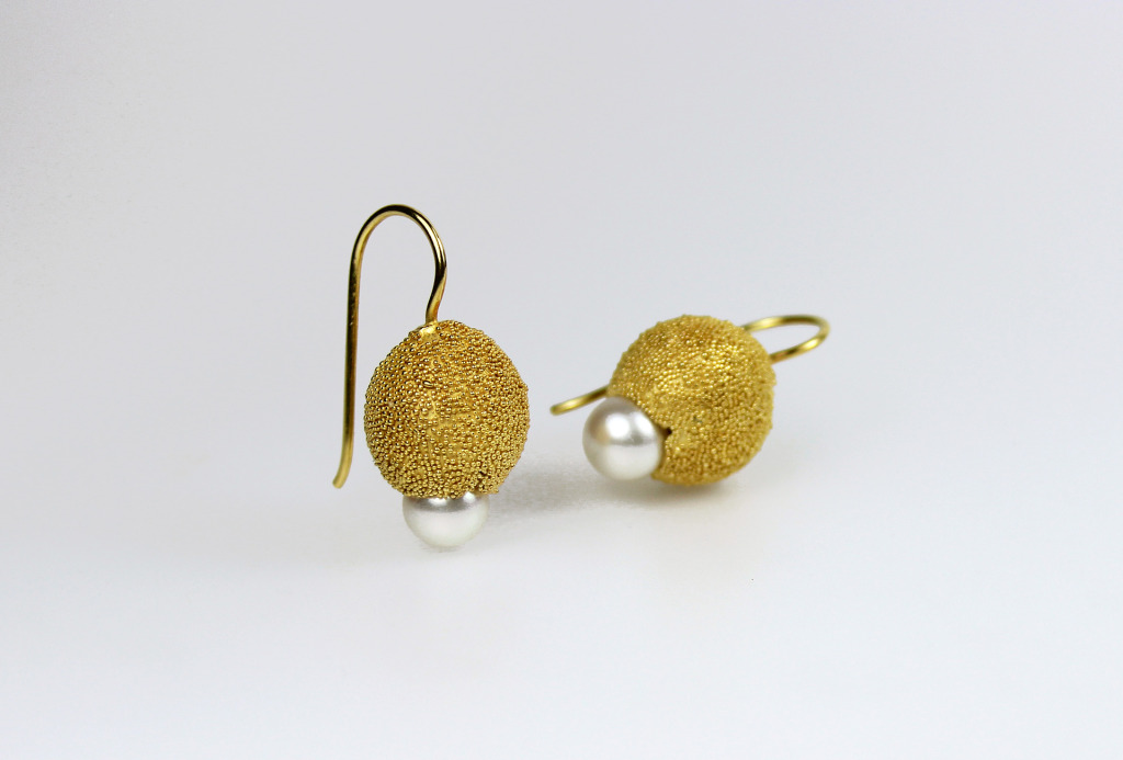 Earrings <em>Kaviar</em> (caviar). Gold-plated silver, cultured pearls, 460 €.