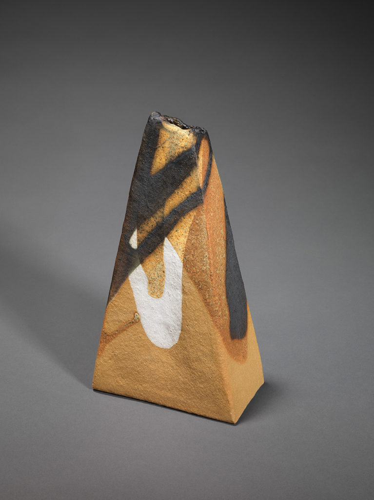 Ascending shape with a “crumbling” finish. Manganese ore, kaolin, copper carbonate, apple tree ash, H 28, W 15, D 8.6 cm.