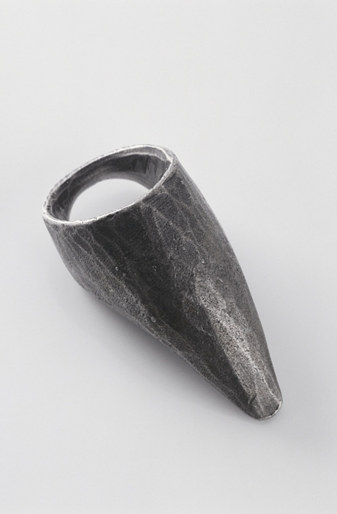 Ring, 1985. Silver oxidized. Photo Rüdiger Flöter. 