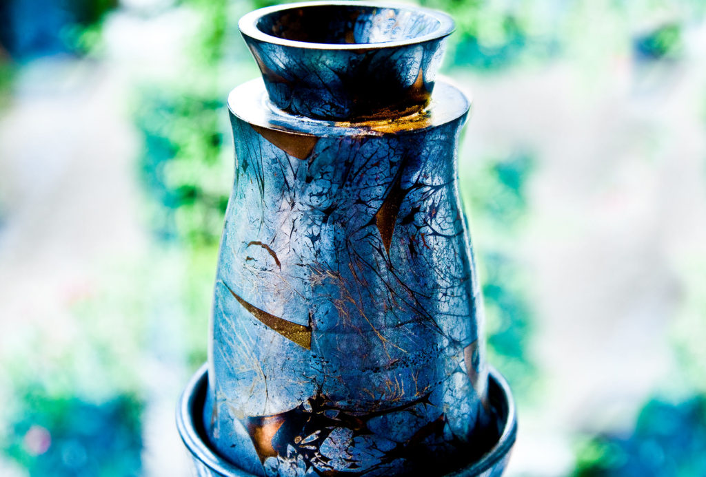 Kati Jünger, urn <em>Pagode</em> [pagoda]. Ceramics, gold leaf, Photo Oezen Gider.