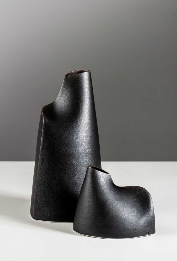 Sara Flynn, <em>Esker Vessels</em>, 2014. Porcelain, glaze, H 29,5 and 15 cm. 