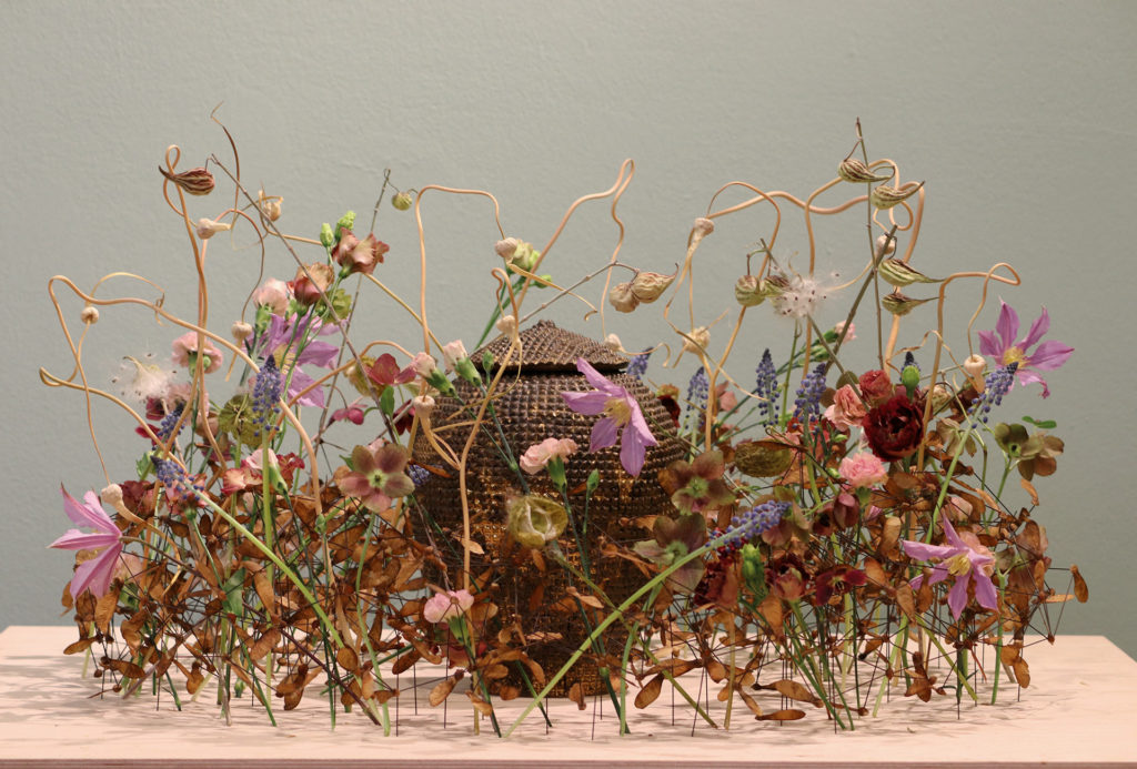 Martina Huber, <em>Abschiednehmen mit Blumen</em> [Farewell with flowers], Kati Jünger, urn <em>Pyramiden</em> [pyramids]. Photo Martina Huber.