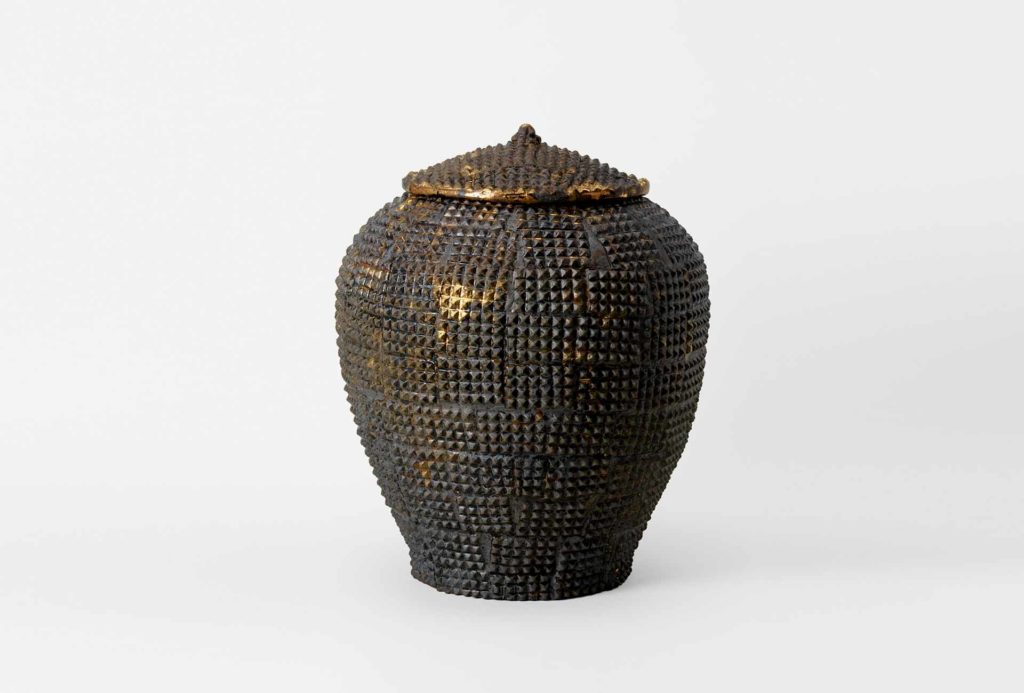 Kati Jünger, urn <em>Pyramiden</em> [pyramids]. Ceramics, 1460 Euro. Photo Eva Jünger.