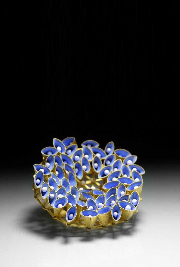 Brooch with moveable cones, 750 gold, vitreous enamel, 5 × 5 × 1 cm.