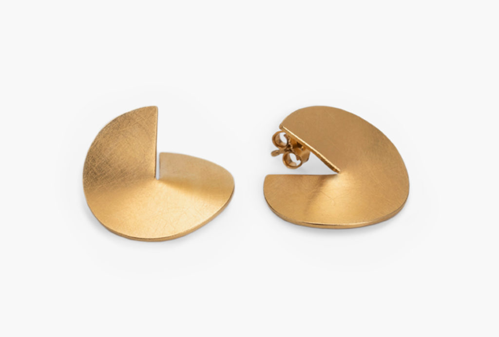 <em>GAP</em> earrings, 2019. Silver or 18ct gold plated. Photo kleine Rückblende.