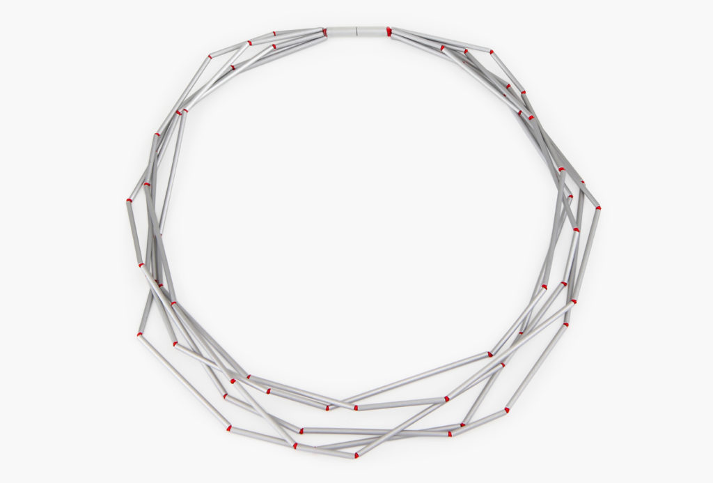 <em>palitos</em> necklace, 2019. Aluminum tubes, silk. Photo kleine Rückblende.