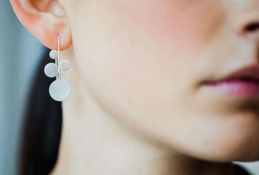 <em>panicula</em> earrings, 2019. Silver. Photo kleine Rückblende.