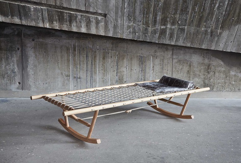 Schaukelbett Nonno / Rocking daybed, 40 × 200 × 80 cm.