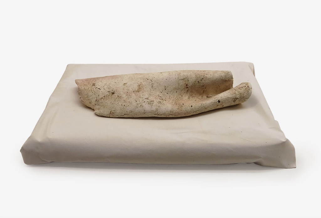 <em>Knochenfalte</em> (bone crease) object, 2009. Porcelain, W 45 cm.