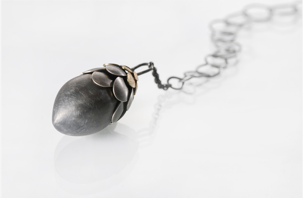 Necklace <em>Kyaiktiyo</em>. 