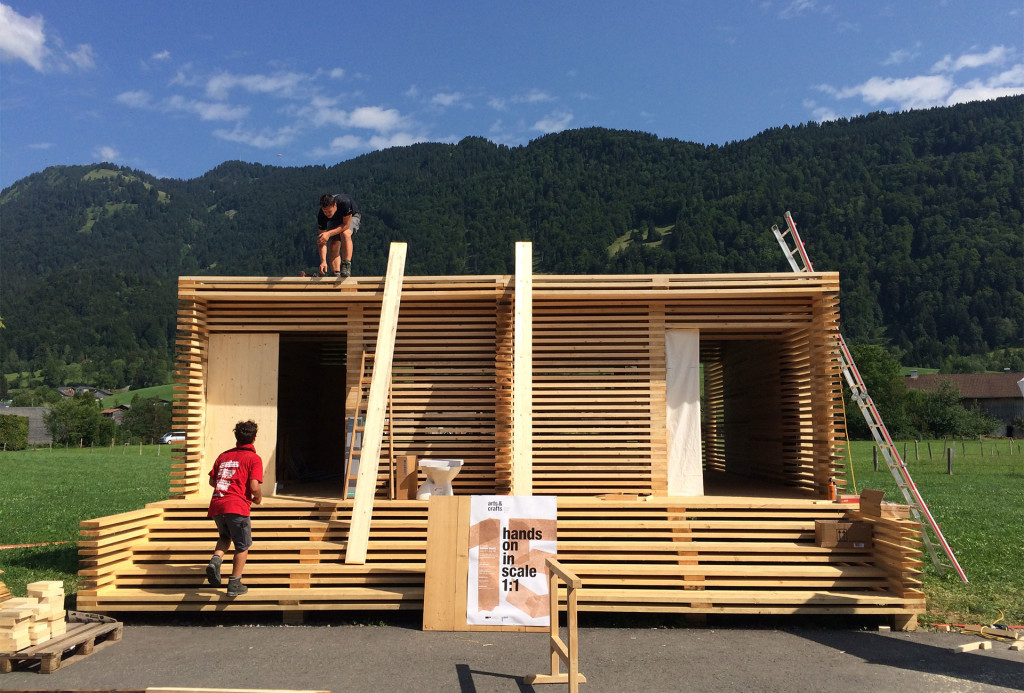 Das von Studenten aufgebaute "Hotel" vor dem Werkraum Bregenzerwald