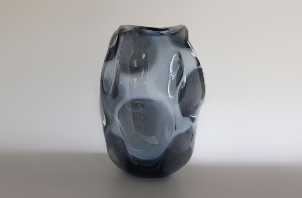 <em>Grigio a bugno iridato</em> vessel, 2013. Glass, 33 x 21 cm.