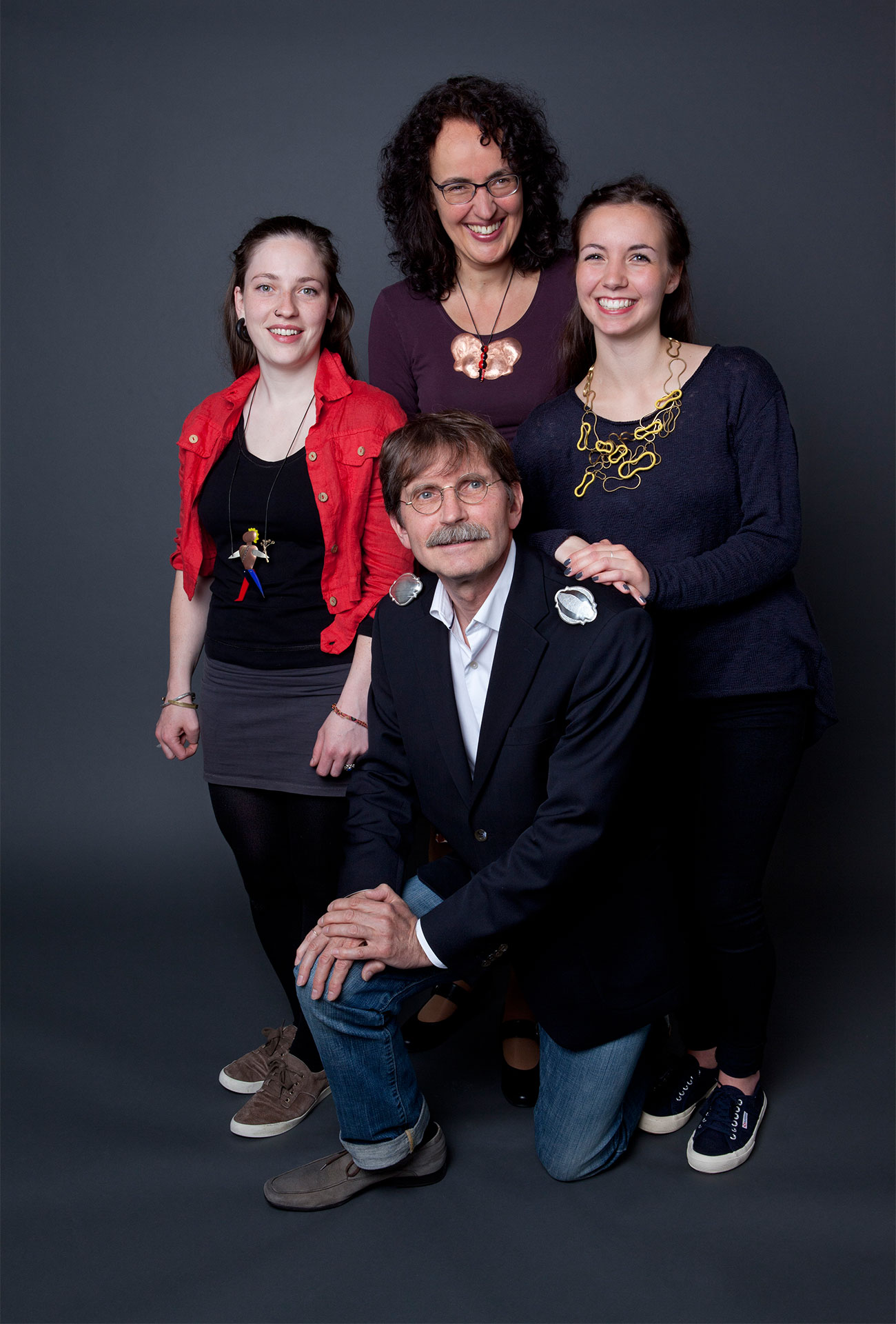 Representatives of Pforzheim’s Goldsmithing School, from left to right: Carla Bombardi with a pendant by Aiganysh Duisheeva, acrylic glass, copper, nickel silver, brass, Batho Gündra with brooches by Ephanie Koch, silver-plated copper, Juliane Brandes with a pendant by Kyril Kislgakov, copper, brass, lacquer, and Paula Flock with a necklace by Pia Drechsel’s graduation piece, brass, fabric