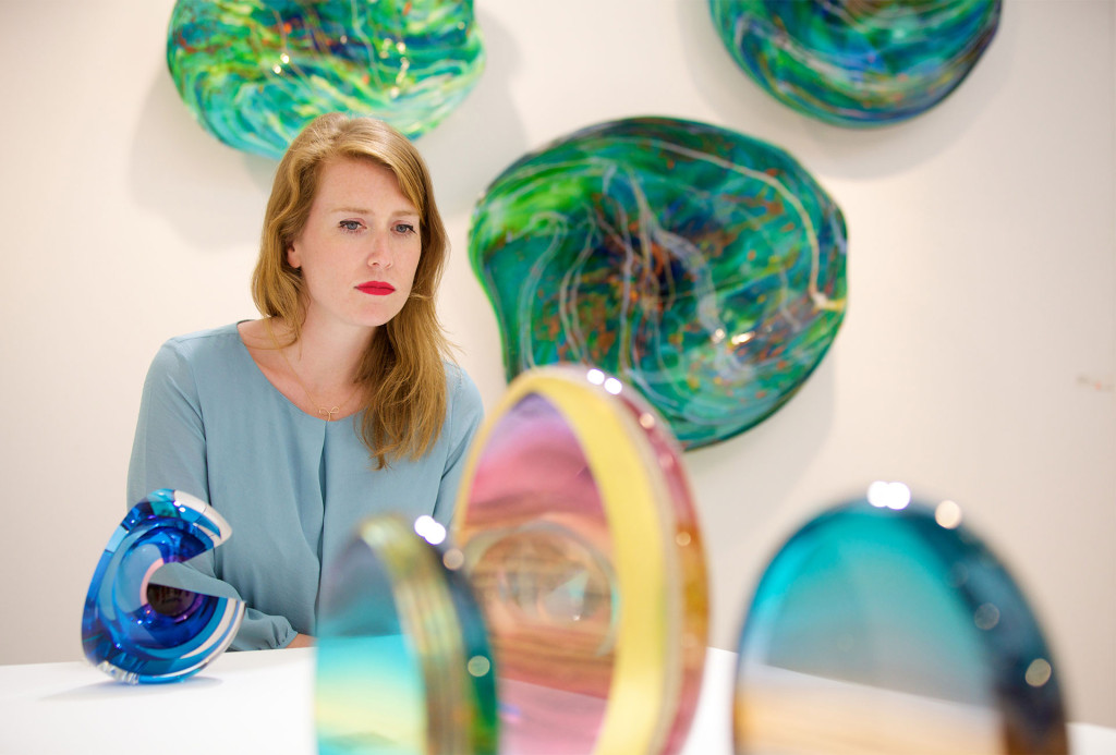 Eine Besucherin sieht sich Glasarbeiten am Londoner Glasbläserei-Stand auf der Collect 2014 an. Photo Sophie Mutevelian