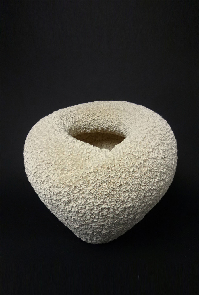 Hattori Makiko, sculpture, 2014. Porcelain, wood