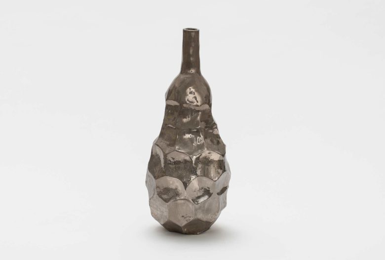 <em>King</em>, vase, 2019. 43x18x19 cm. Stoneware, polished, platinum. Photo Frank Kleinbach.