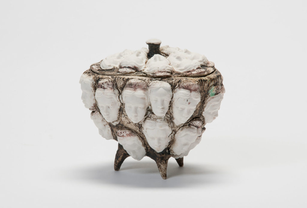 <em>Sissi</em> can, 2016. Stoneware, porcelain, 12 x 14 x 9 cm. Photo Frank Kleinbach.