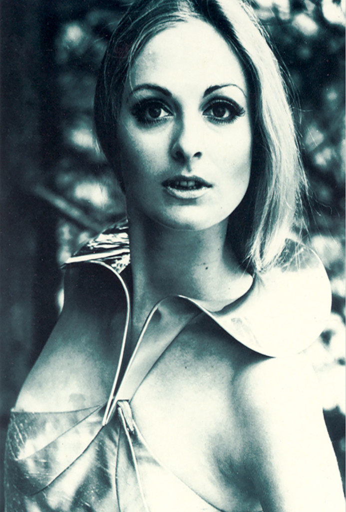 Aluminum collar by Emmy van Leersum, 1967. The article about the Dutch jewelry avant-garde appeared in Art Aurea in 1986 on the occasion of the tenth anniversary of Gallery Ra, Amsterdam