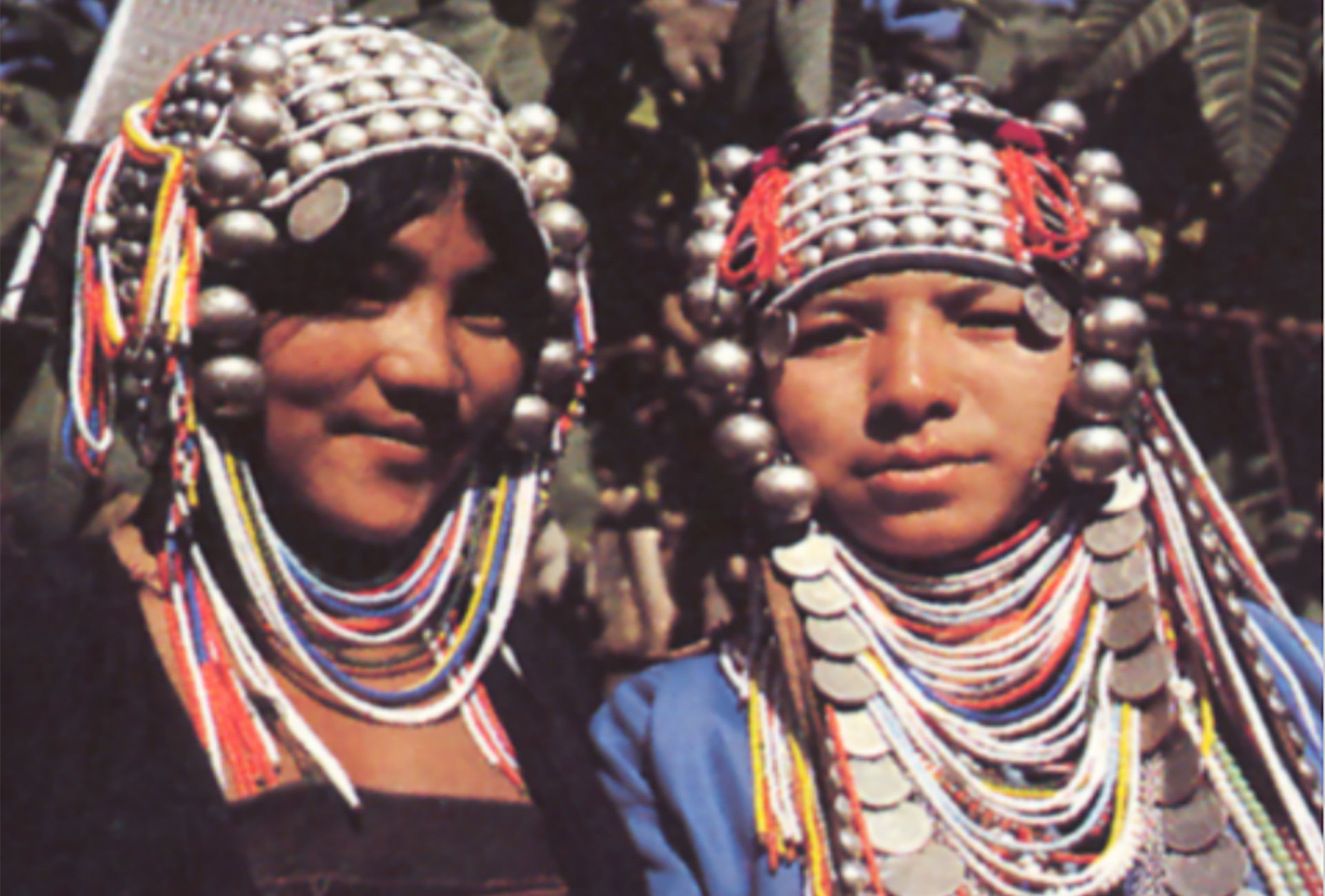 Two Akha women from northern Thailand. Art Aurea also reported on ethnographical topics. Photo Peter Herion