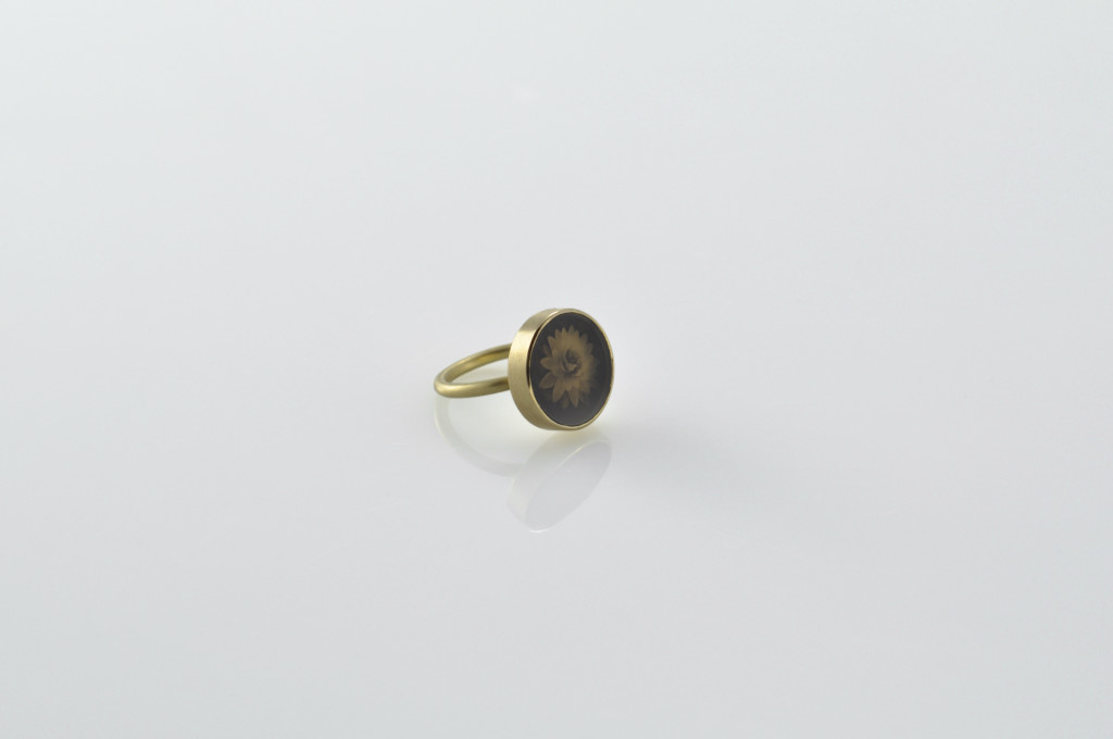 <em>mudflower (lotus)</em> ring. Natural agate, 750 gold, print