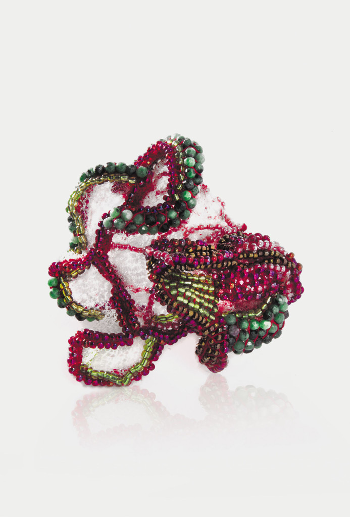 Preisträger Sébastien Carré, <em>Several scales of grape</em> ring, 2015. Aventurines, nylon, cotton. Torre Fornello Award – Gioielli in Fermento 2015