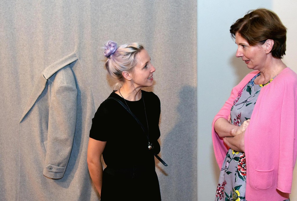 Katja Skoppek mit ihrer textilen Installation Reflektion des Bekleidungsprozesses.