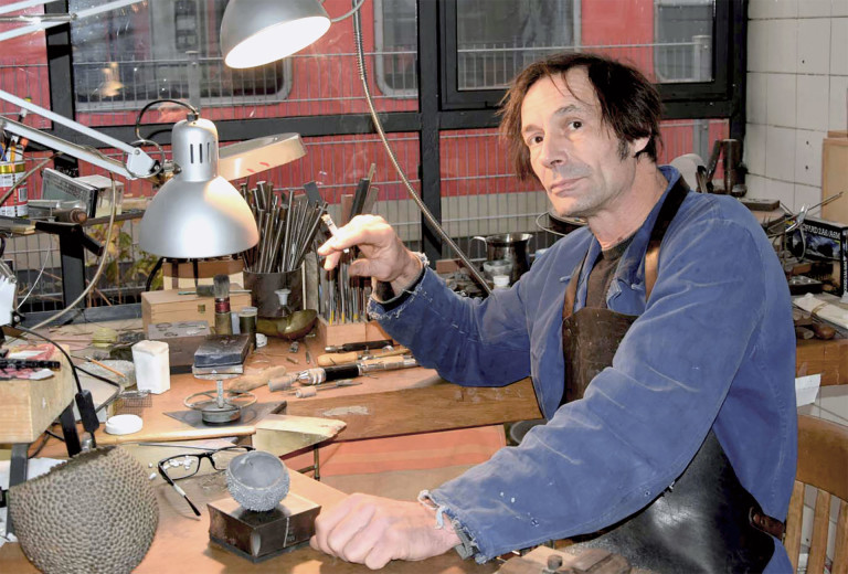 Der Preisträger Ludwig Menzel in seiner Werkstatt. Photo Anette Erlenwein