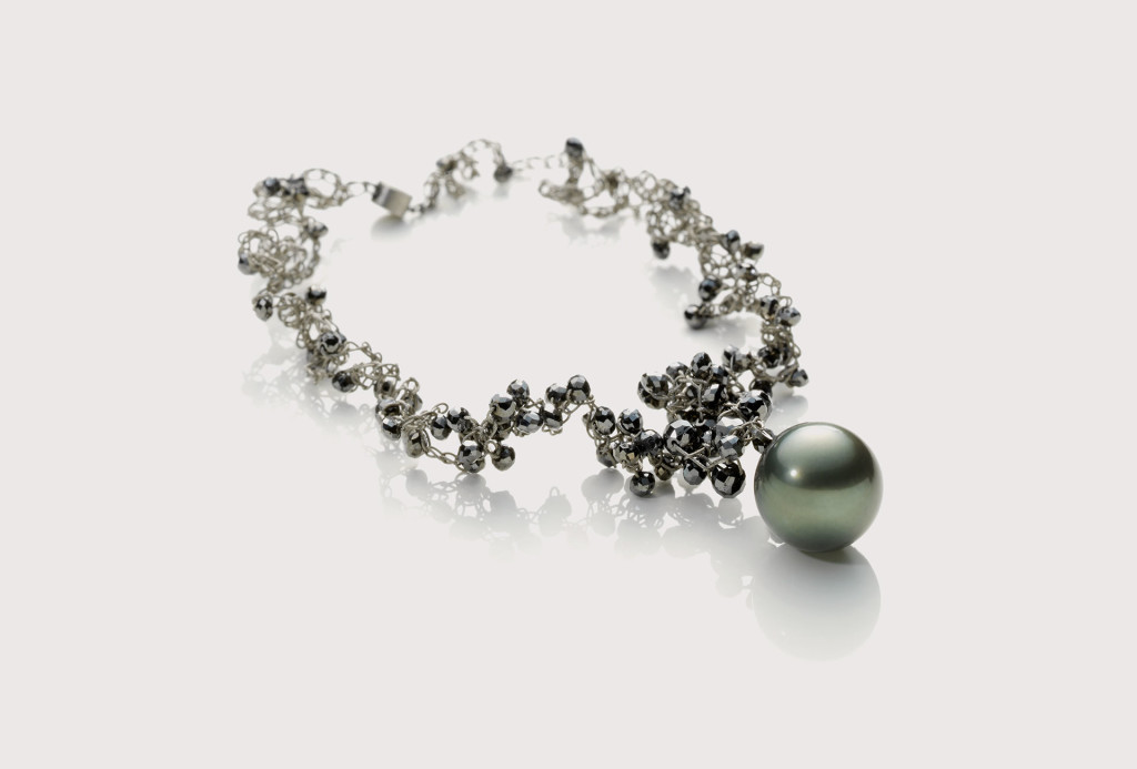 <em>Mol Variation</em> flexible necklace. Black diamonds, tahitian pearl, stainless steel