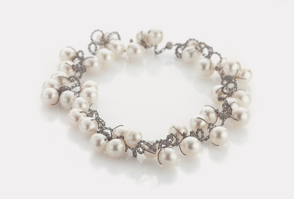 <em>Mol Variation</em> flexible necklace double length. Freshwater pearls, stainless steel.