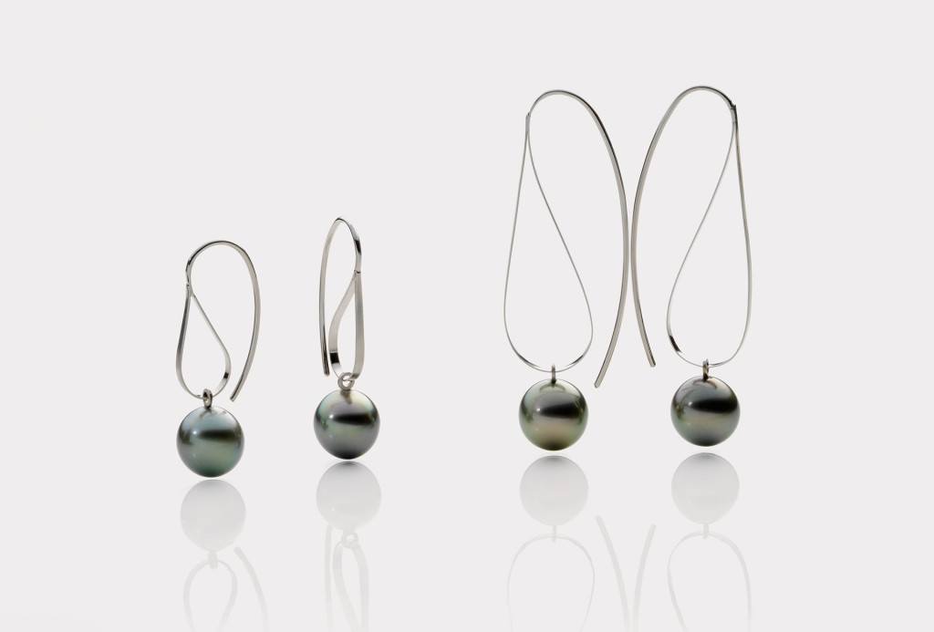 <em>Perl</em> earrings. Stainless steel, tahitian pearl