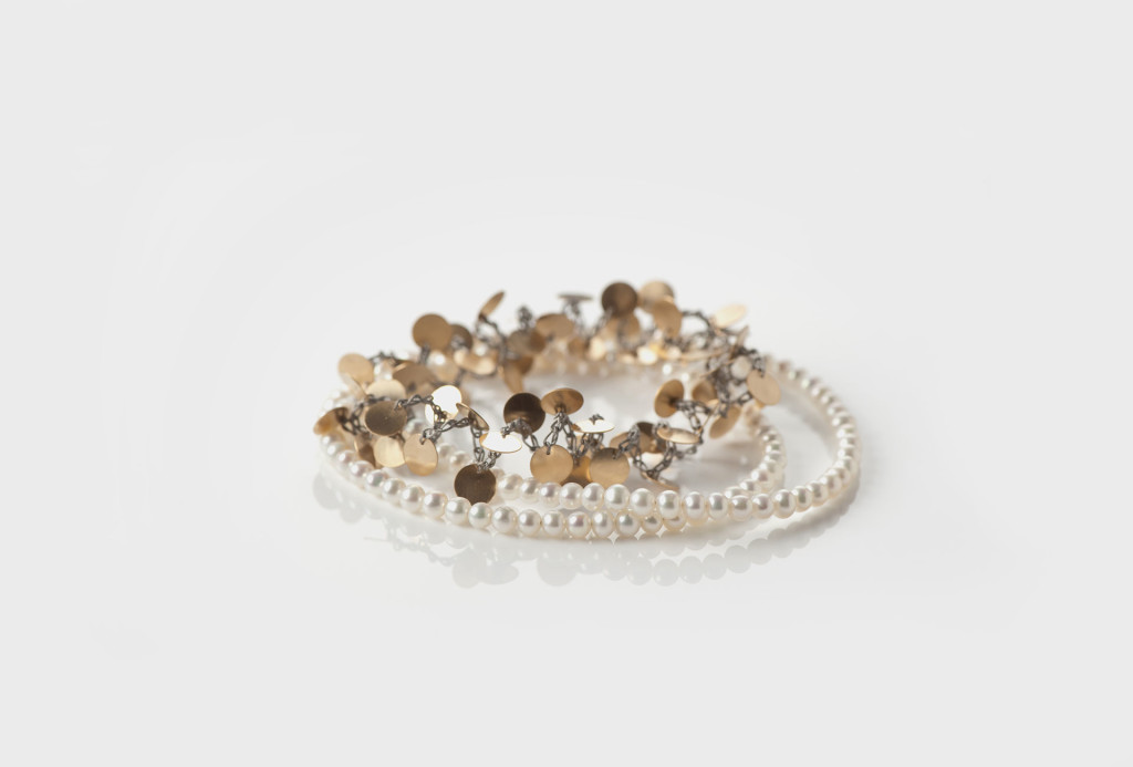 <em>Changeably</em> bracelet. Freshwater pearls, 750 yellow gold, stainless steel