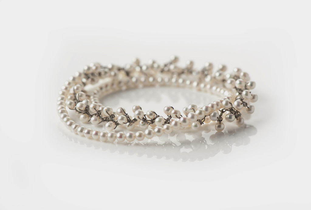 <em>Changeably</em> bracelet. Freshwater pearls, stainless steel