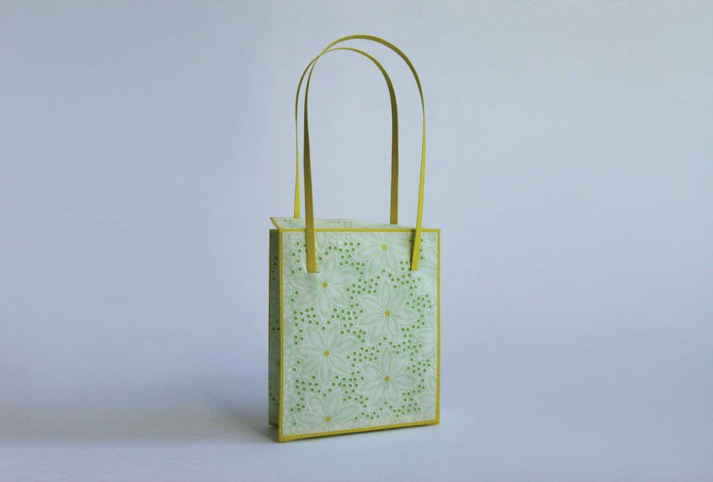 <em>Lace</em> bag. Gift wrapping.