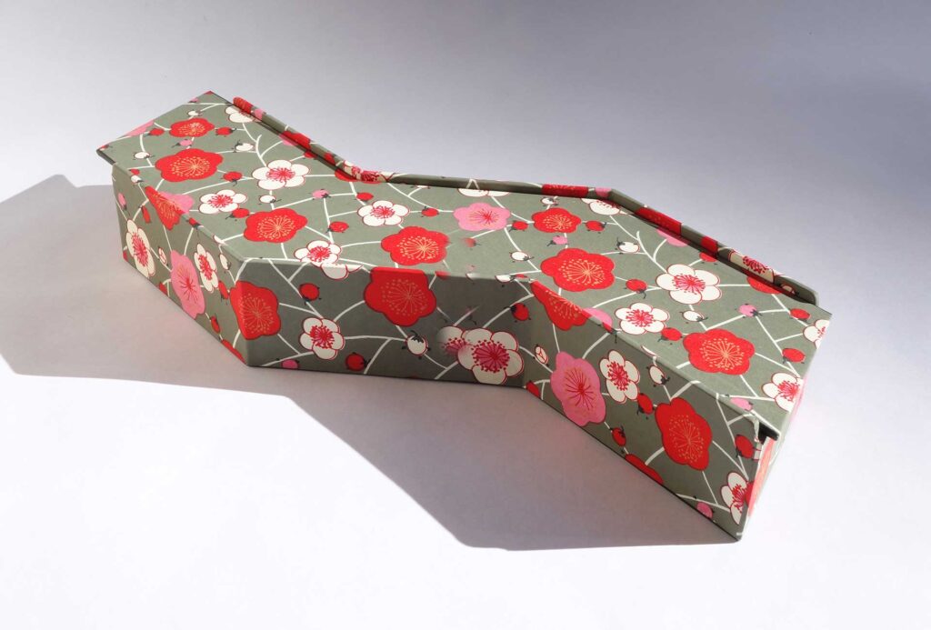 <em>Zigzag box</em>. Chyogami.