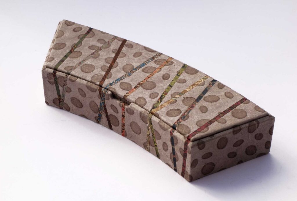 <em>Geschnürtes Segment</em> [laced segment]. Nepal Lokta paper.