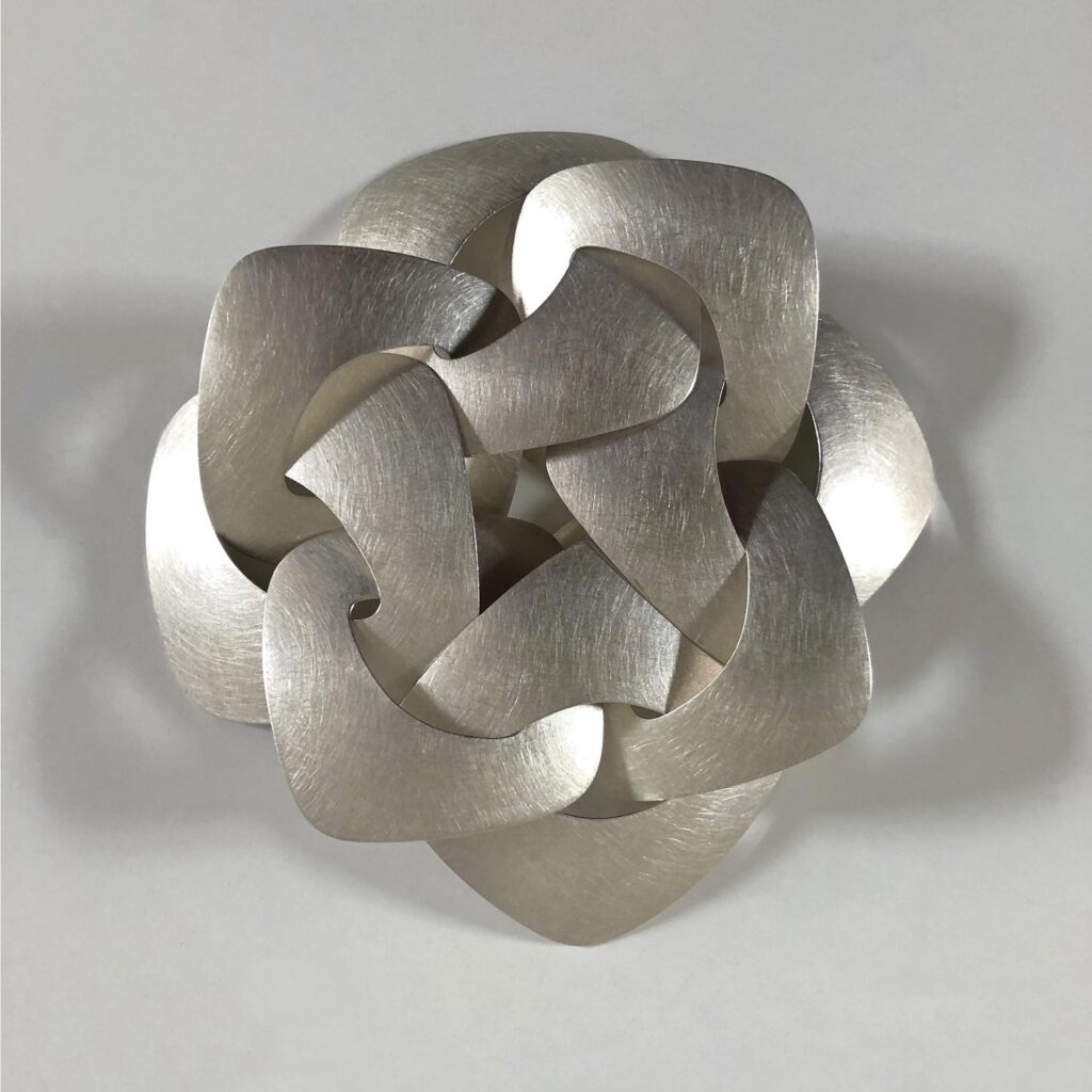 Adjustable bowl object, <em>Schalenverkettung 3 – Quadrifolia</em>. 925 silver, adjustable positions, D approx. 16 cm. © Annette Lechler.