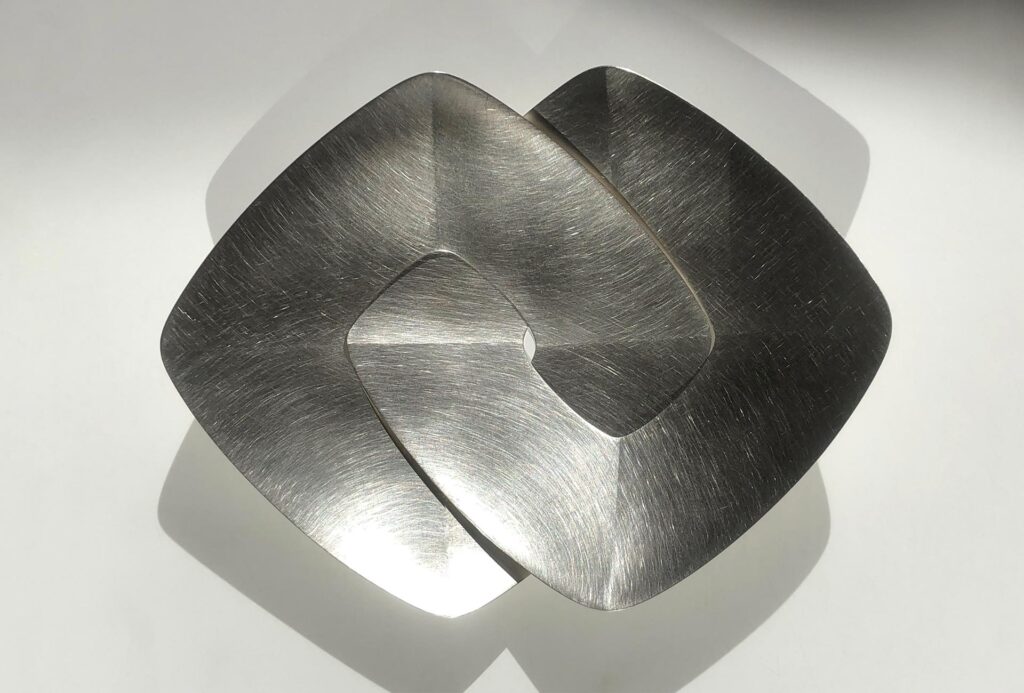 Adjustable bowl object <em>Schalenverkettung 2</em>, 2024. Minimum opening, the inner and outer surfaces are finished differently. 925 silver, approx. 15 x 15 cm. © Annette Lechler.