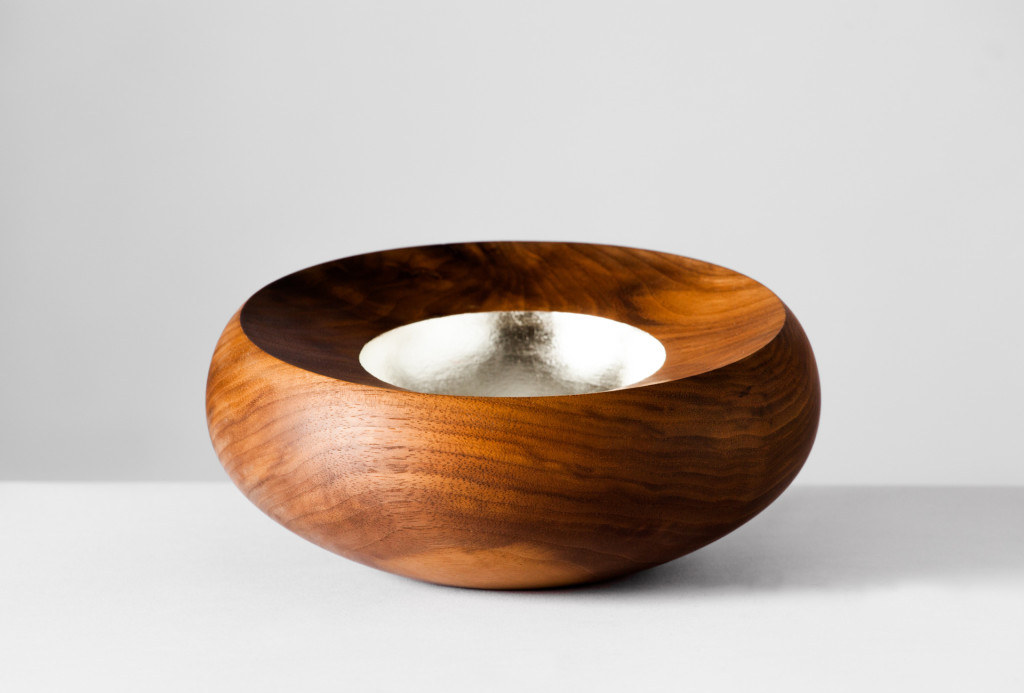 <em>Fine</em> bowl. Black walnut, 833 white gold, H 7 x Ø 18 cm